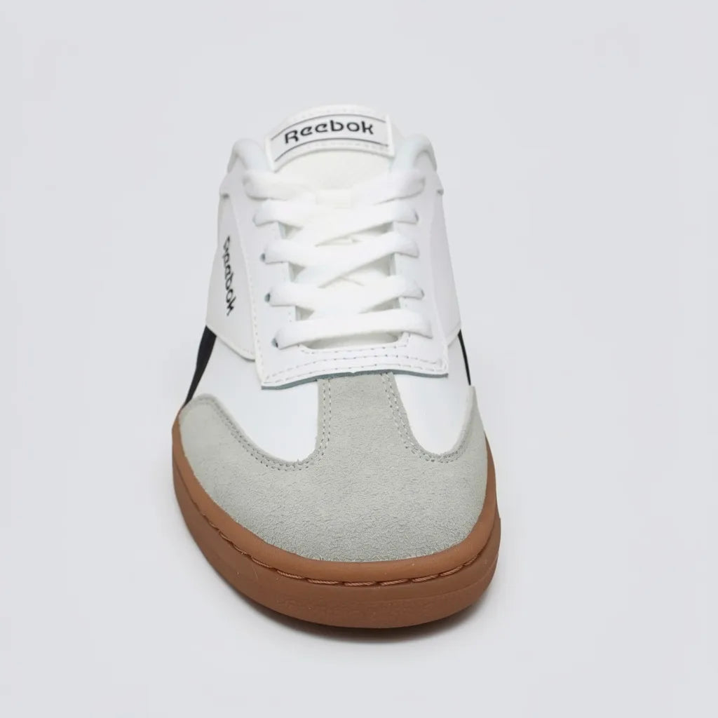 Reebok Tenis Urbano Blanco Franjas / Lineas Negro Lateral y Talón Suela Café | Photo Studio AI | 3