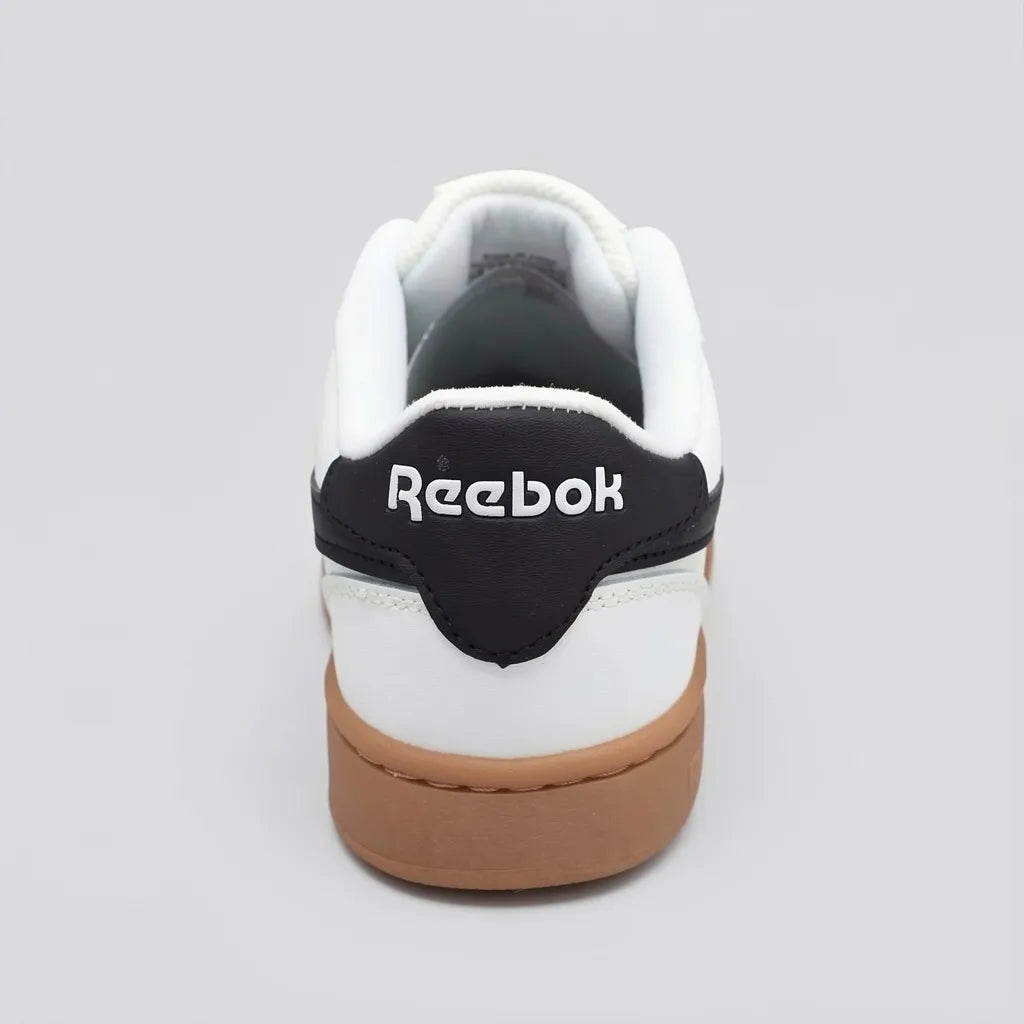 Reebok Tenis Urbano Blanco Franjas / Lineas Negro Lateral y Talón Suela Café | Photo Studio AI | 4