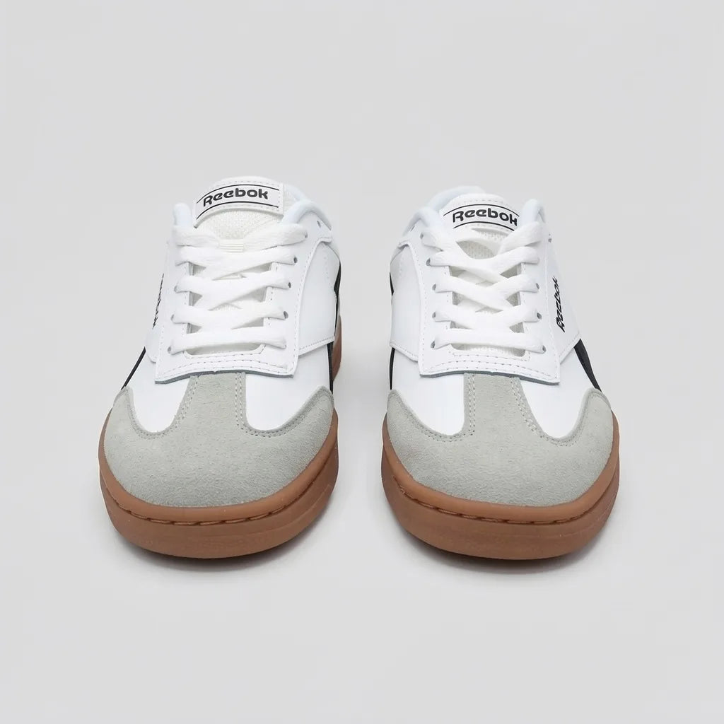 Reebok Tenis Urbano Blanco Franjas / Lineas Negro Lateral y Talón Suela Café | Photo Studio AI | 5