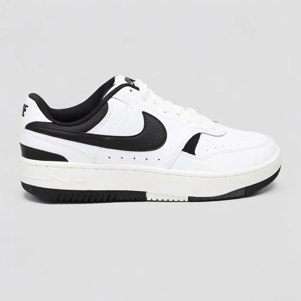 Nike Tenis Urbano Blanco Franjas / Lineas Negro Lateral y Talón Suela Blanca/ negro | Photo Studio AI | 1