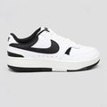 Nike Tenis Urbano Blanco Franjas / Lineas Negro Lateral y Talón Suela Blanca/ negro | Photo Studio AI | 1