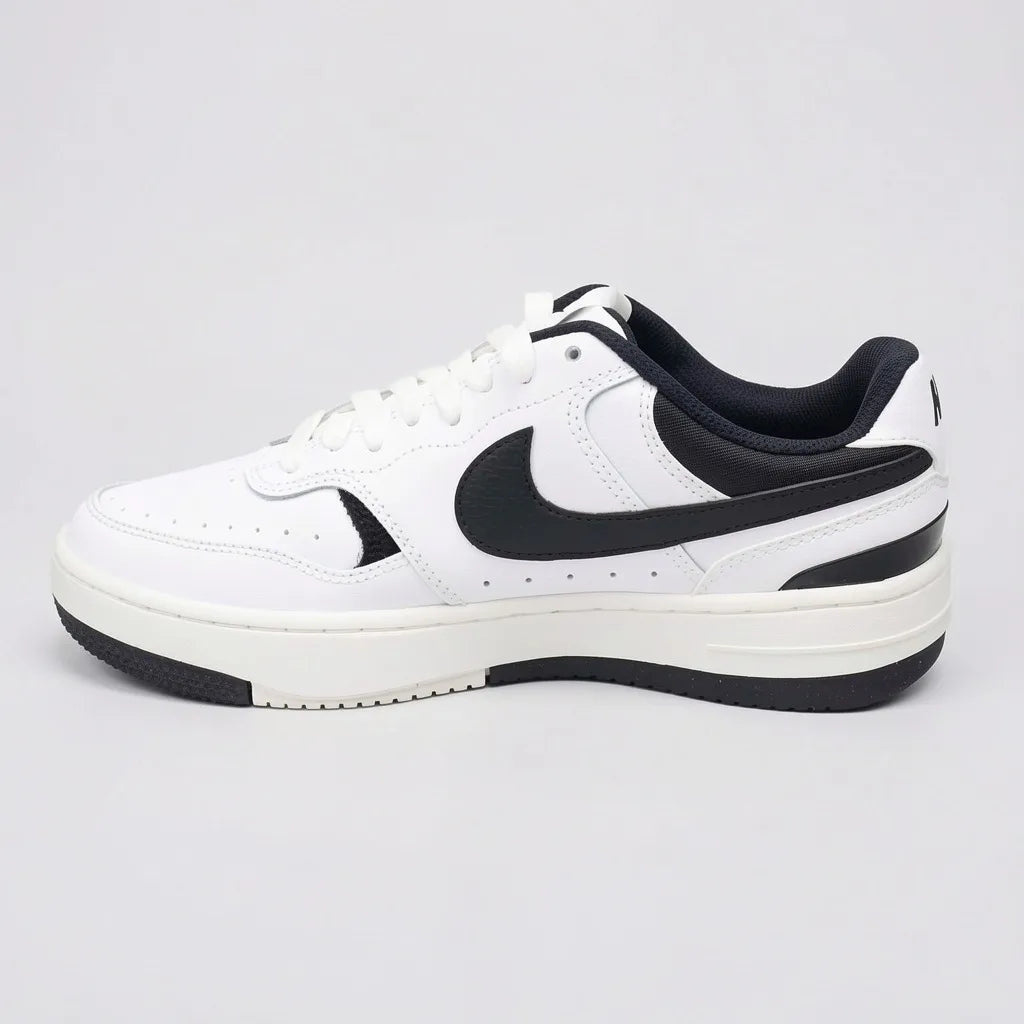 Nike Tenis Urbano Blanco Franjas / Lineas Negro Lateral y Talón Suela Blanca/ negro | Photo Studio AI | 2