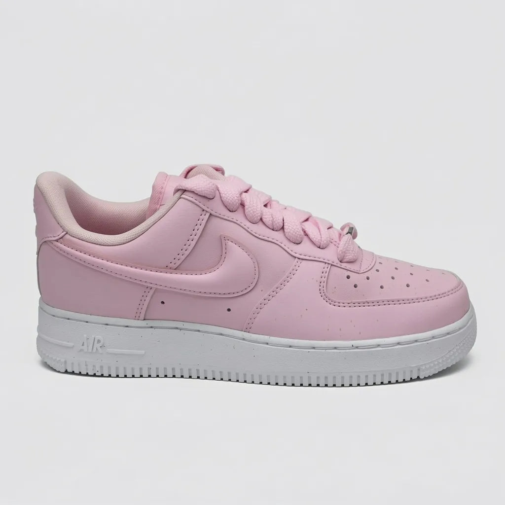 Nike Tenis Urbano Rosado Placa Plateado Cintas Suela Blanca | Photo Studio AI | 1