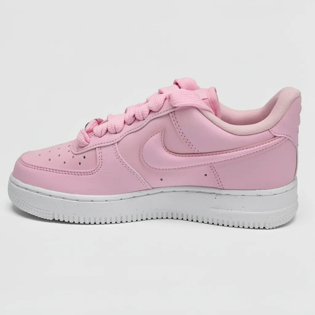 Nike Tenis Urbano Rosado Placa Plateado Cintas Suela Blanca | Photo Studio AI | 2