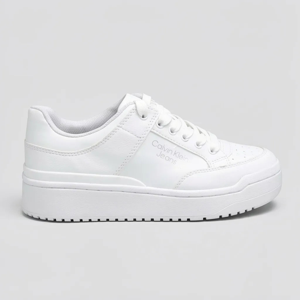 Calvin Klein Tenis Plataforma Blanco Logo Plateado Lateral Suela Blanca | Photo Studio AI | 1