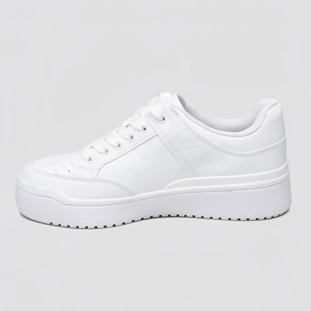 Calvin Klein Tenis Plataforma Blanco Logo Plateado Lateral Suela Blanca | Photo Studio AI | 2