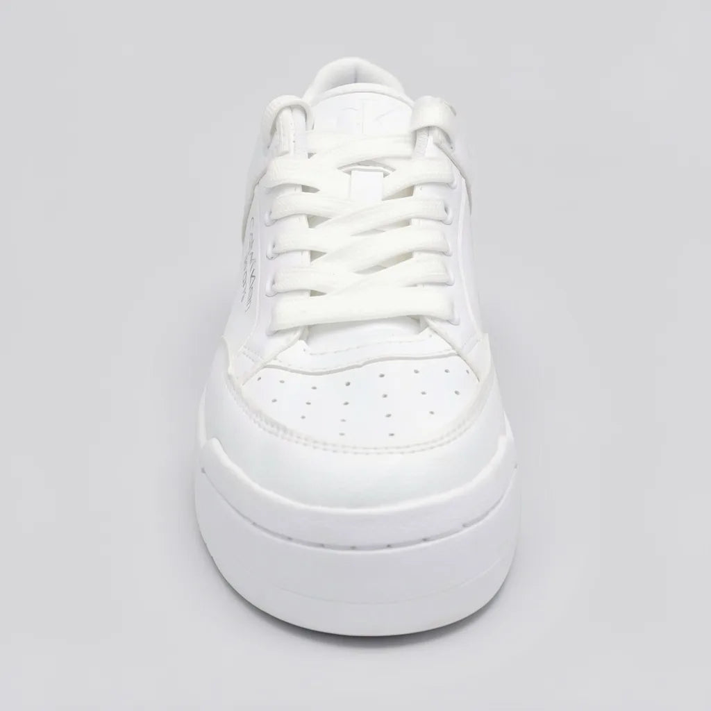 Calvin Klein Tenis Plataforma Blanco Logo Plateado Lateral Suela Blanca | Photo Studio AI | 3