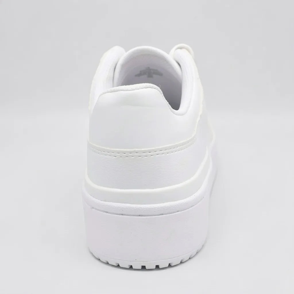 Calvin Klein Tenis Plataforma Blanco Logo Plateado Lateral Suela Blanca | Photo Studio AI | 4