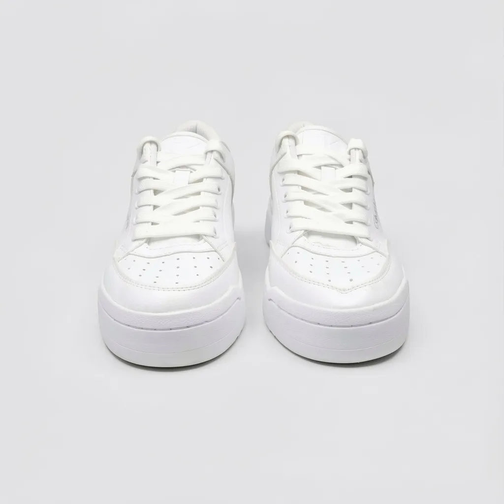 Calvin Klein Tenis Plataforma Blanco Logo Plateado Lateral Suela Blanca | Photo Studio AI | 5