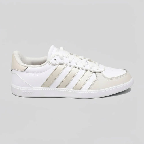 Adidas Tenis Urbano Blanco Detalles Gris Claro Punta Suela Blanca | Photo Studio AI | 1