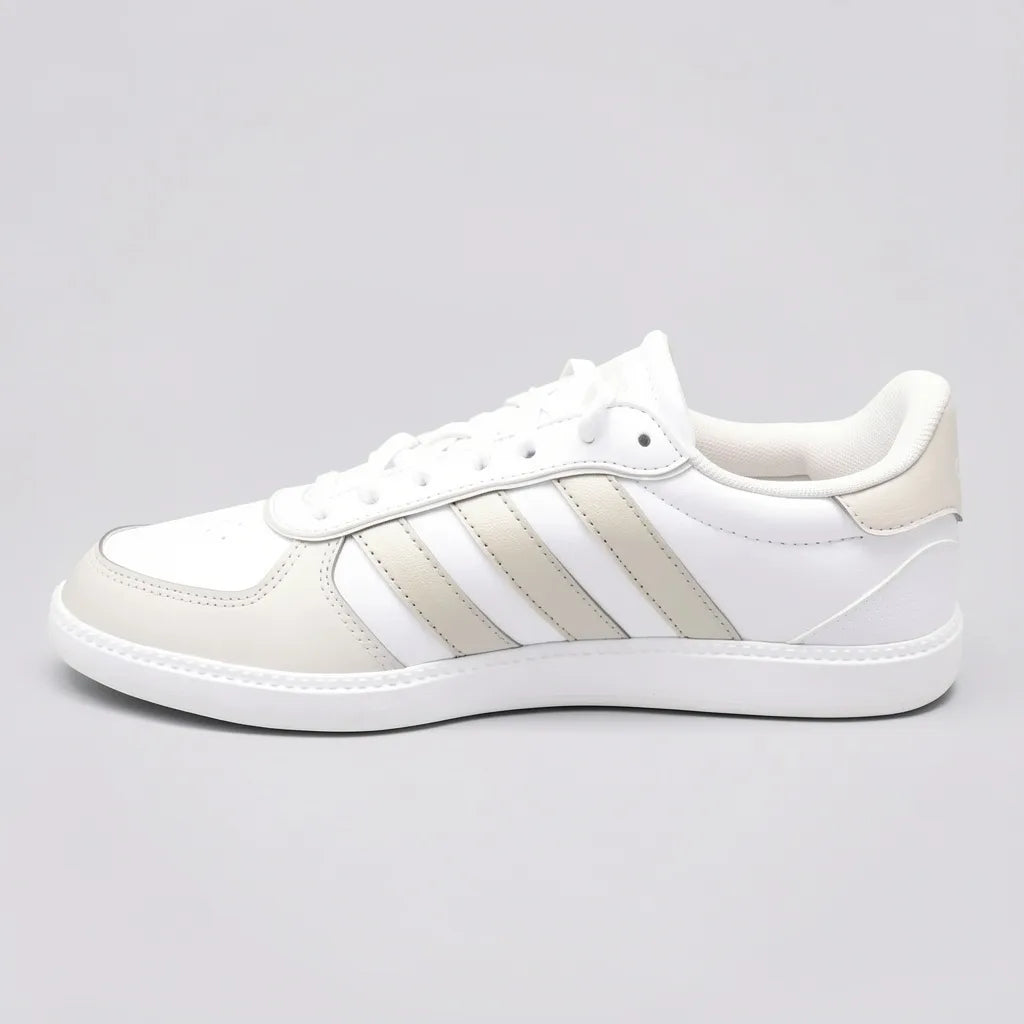 Adidas Tenis Urbano Blanco Detalles Gris Claro Punta Suela Blanca | Photo Studio AI | 2