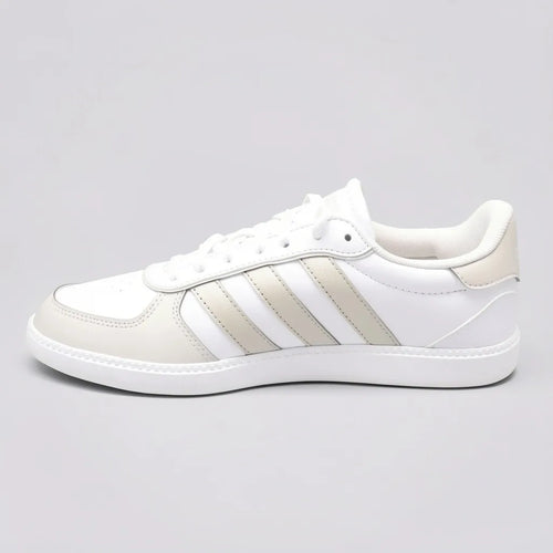 Adidas Tenis Urbano Blanco Detalles Gris Claro Punta Suela Blanca | Photo Studio AI | 2