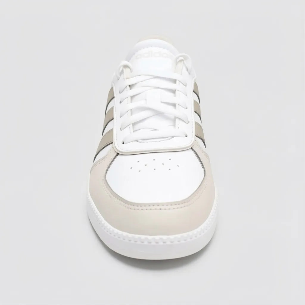 Adidas Tenis Urbano Blanco Detalles Gris Claro Punta Suela Blanca | Photo Studio AI | 3