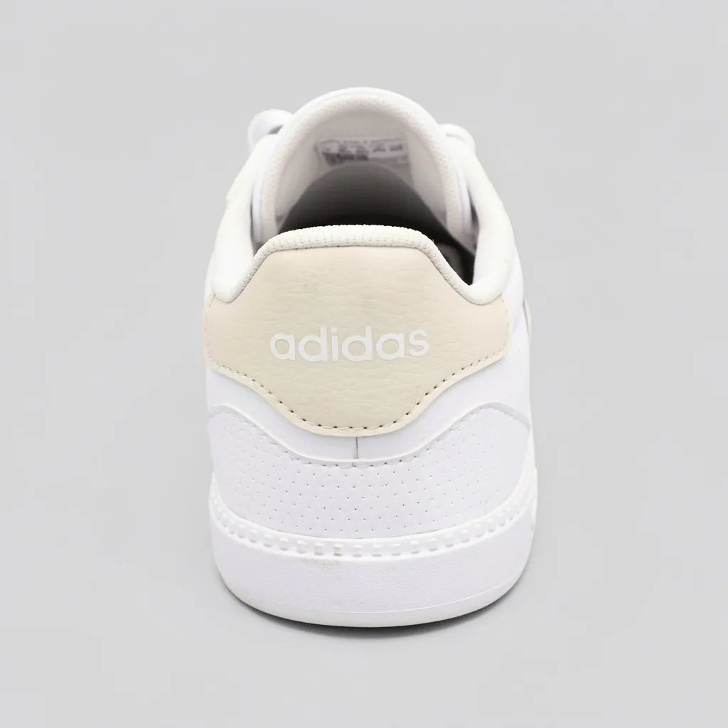 Adidas Tenis Urbano Blanco Detalles Gris Claro Punta Suela Blanca | Photo Studio AI | 4