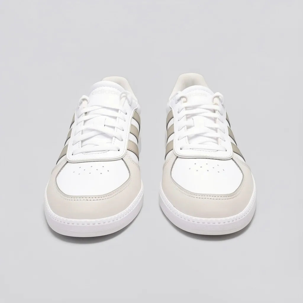 Adidas Tenis Urbano Blanco Detalles Gris Claro Punta Suela Blanca | Photo Studio AI | 5