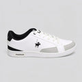 Polo Tenis Moderno Blanco Gamuza Gris Claro Talón Suela Blanca | Photo Studio AI | 1