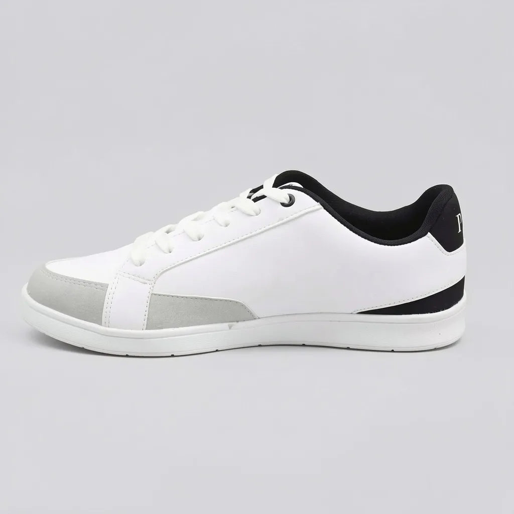 Polo Tenis Moderno Blanco Gamuza Gris Claro Talón Suela Blanca | Photo Studio AI | 2