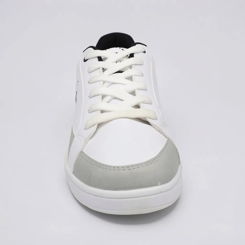 Polo Tenis Moderno Blanco Gamuza Gris Claro Talón Suela Blanca | Photo Studio AI | 3