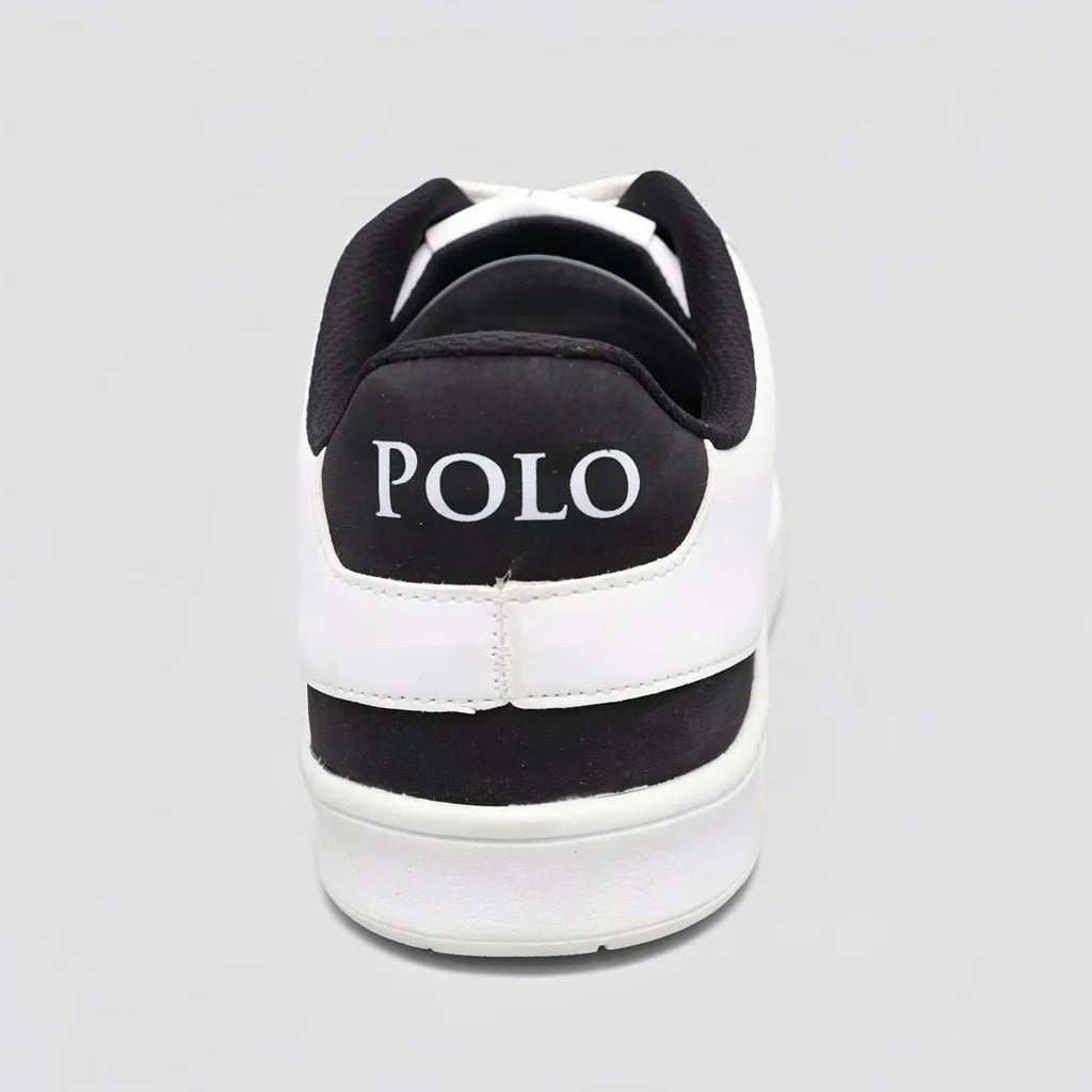 Polo Tenis Moderno Blanco Gamuza Gris Claro Talón Suela Blanca | Photo Studio AI | 4
