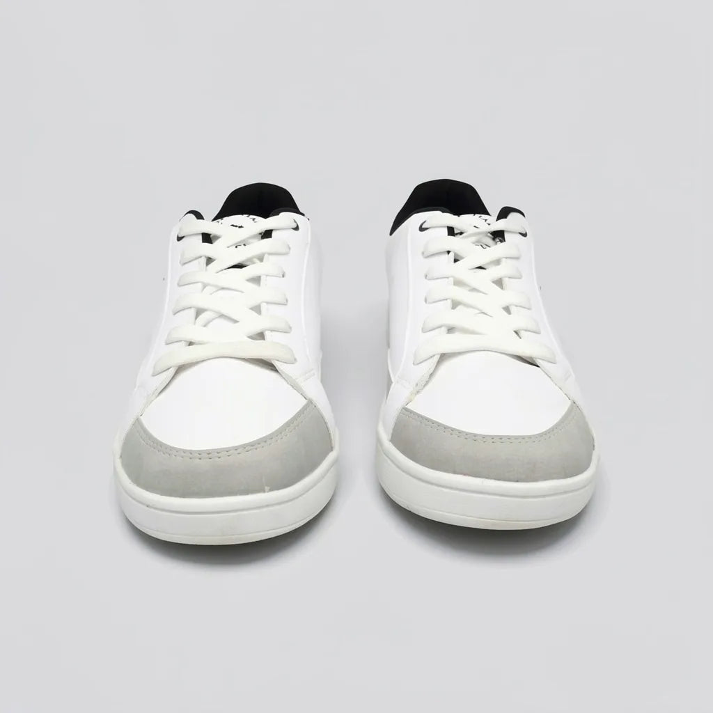 Polo Tenis Moderno Blanco Gamuza Gris Claro Talón Suela Blanca | Photo Studio AI | 5