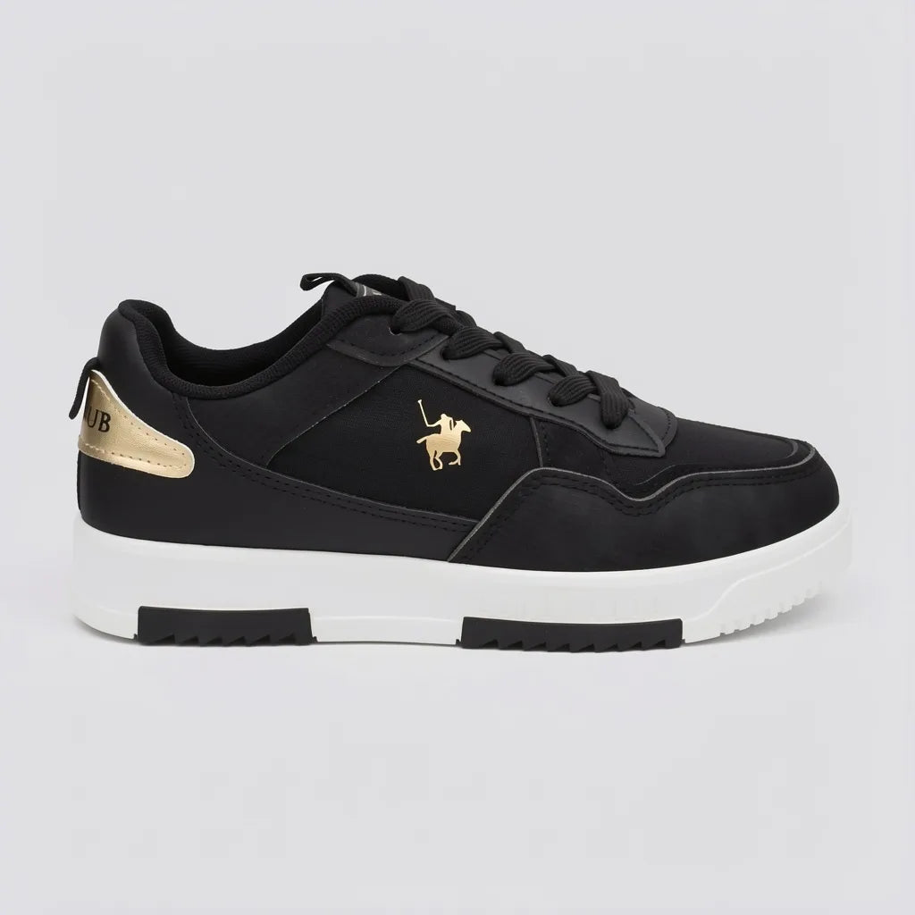 Polo Tenis Moderno Negro Detalles Dorado Lengüeta y Talón Suela Blanca | Photo Studio AI | 1