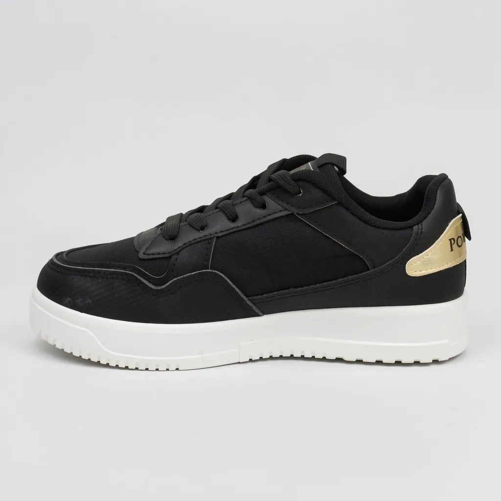 Polo Tenis Moderno Negro Detalles Dorado Lengüeta y Talón Suela Blanca | Photo Studio AI | 2