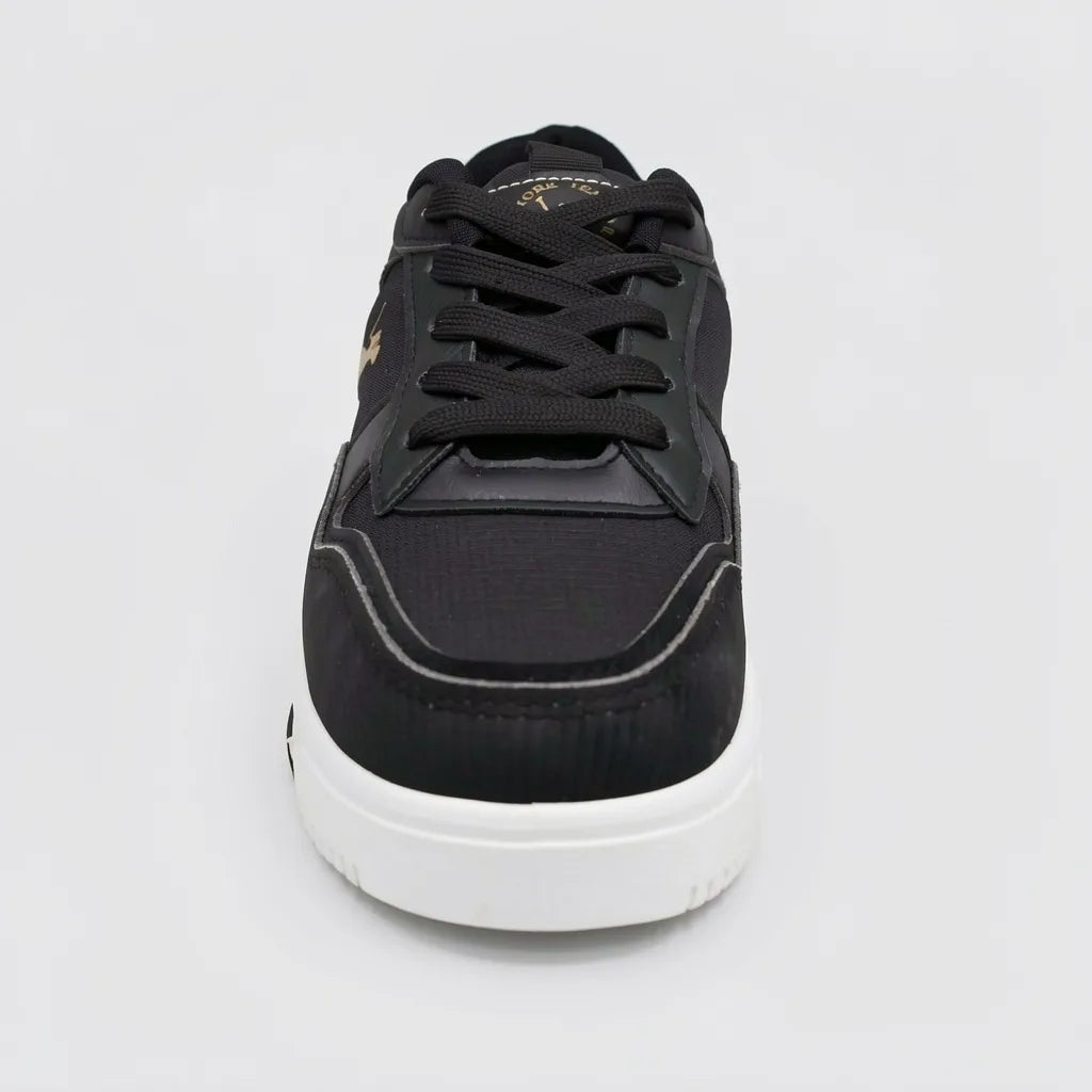 Polo Tenis Moderno Negro Detalles Dorado Lengüeta y Talón Suela Blanca | Photo Studio AI | 3
