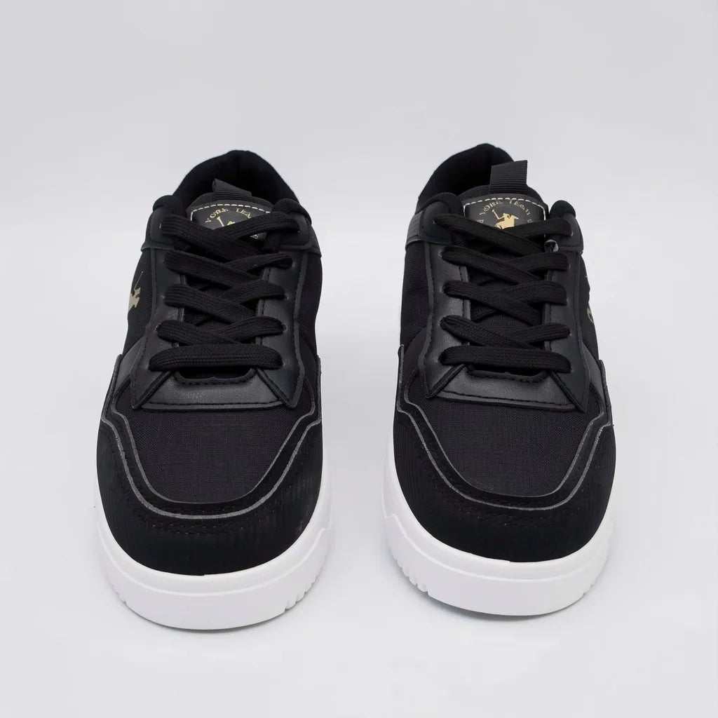 Polo Tenis Moderno Negro Detalles Dorado Lengüeta y Talón Suela Blanca | Photo Studio AI | 5