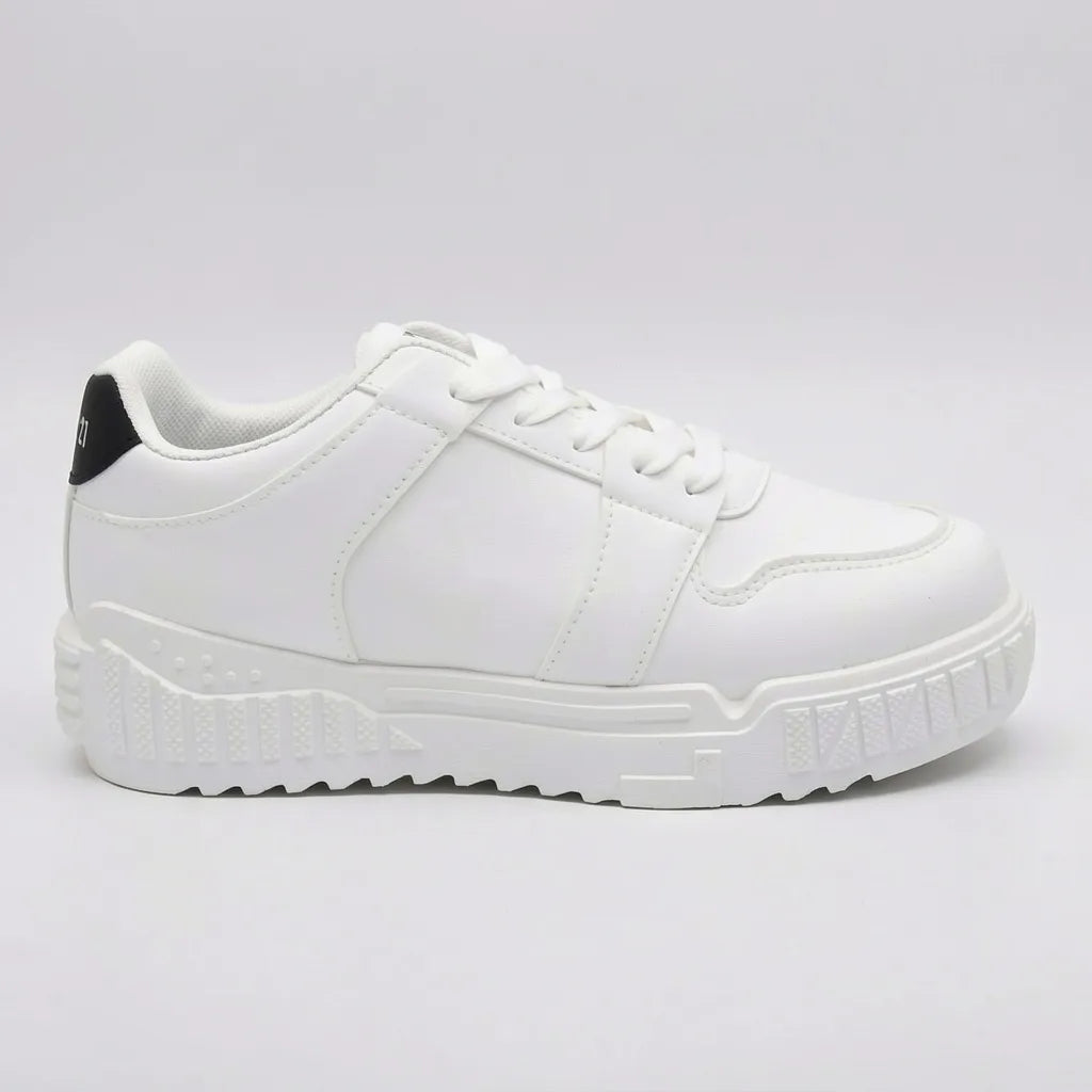 Forever 21  Tenis Plataforma Blanco Detalles Negro Lengüeta y Talón Suela Blanca | Photo Studio AI | 1