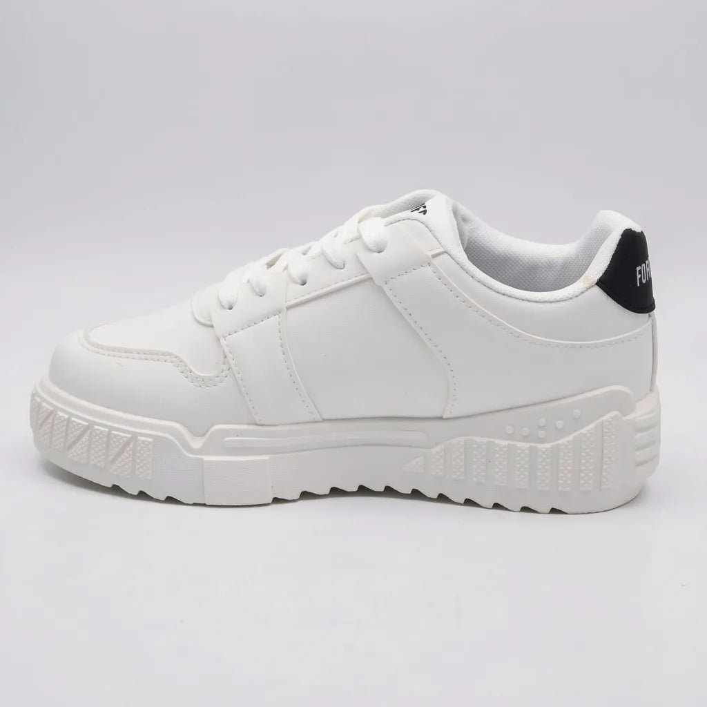 Forever 21  Tenis Plataforma Blanco Detalles Negro Lengüeta y Talón Suela Blanca | Photo Studio AI | 2