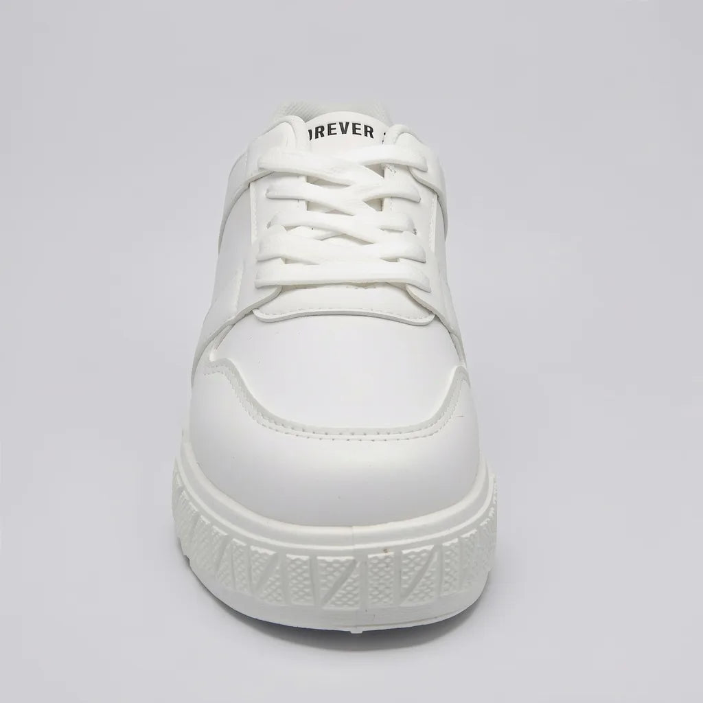Forever 21  Tenis Plataforma Blanco Detalles Negro Lengüeta y Talón Suela Blanca | Photo Studio AI | 3