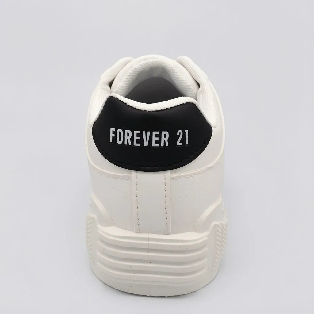 Forever 21  Tenis Plataforma Blanco Detalles Negro Lengüeta y Talón Suela Blanca | Photo Studio AI | 4