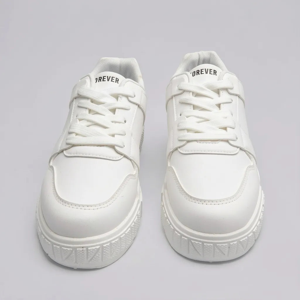 Forever 21  Tenis Plataforma Blanco Detalles Negro Lengüeta y Talón Suela Blanca | Photo Studio AI | 5