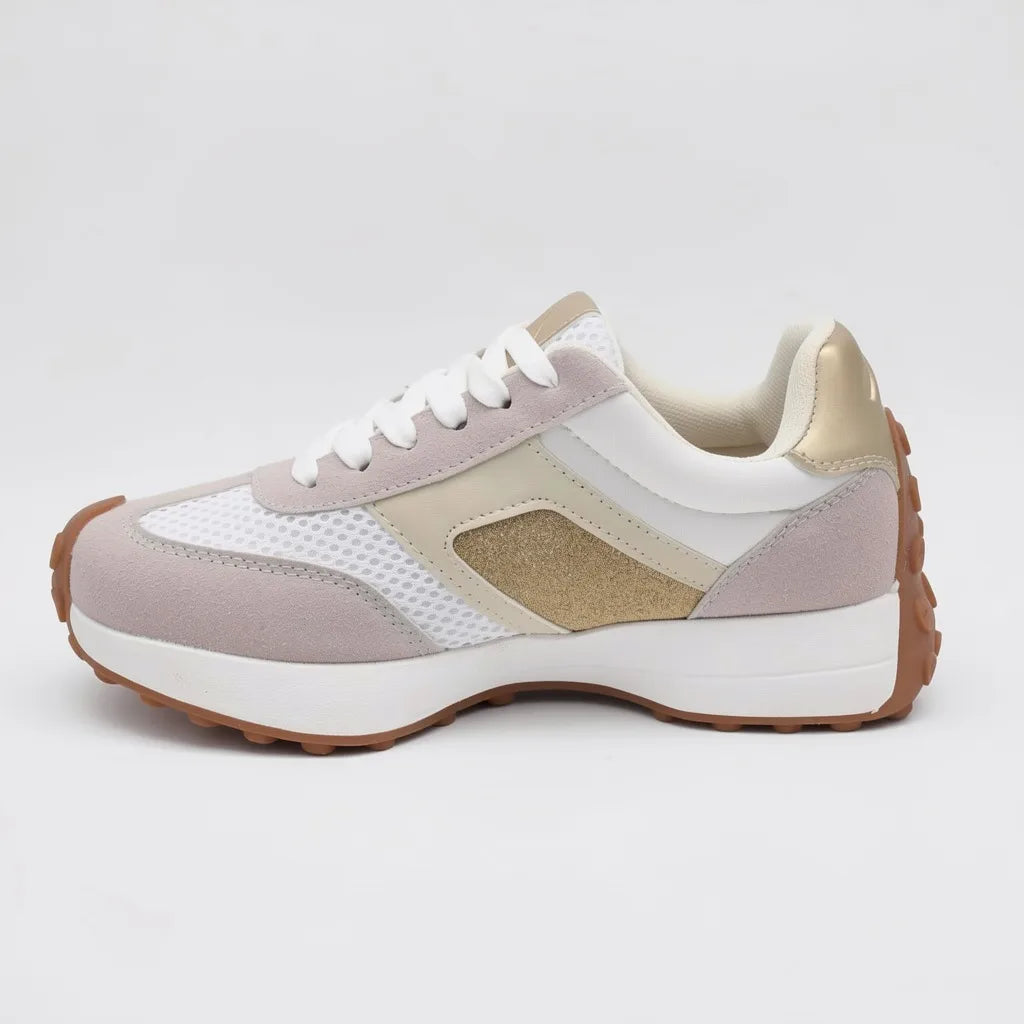 Andrea Tenis Moderno Blanco Brillantina Dorado Lateral Suela Blanca/ café | Photo Studio AI | 2