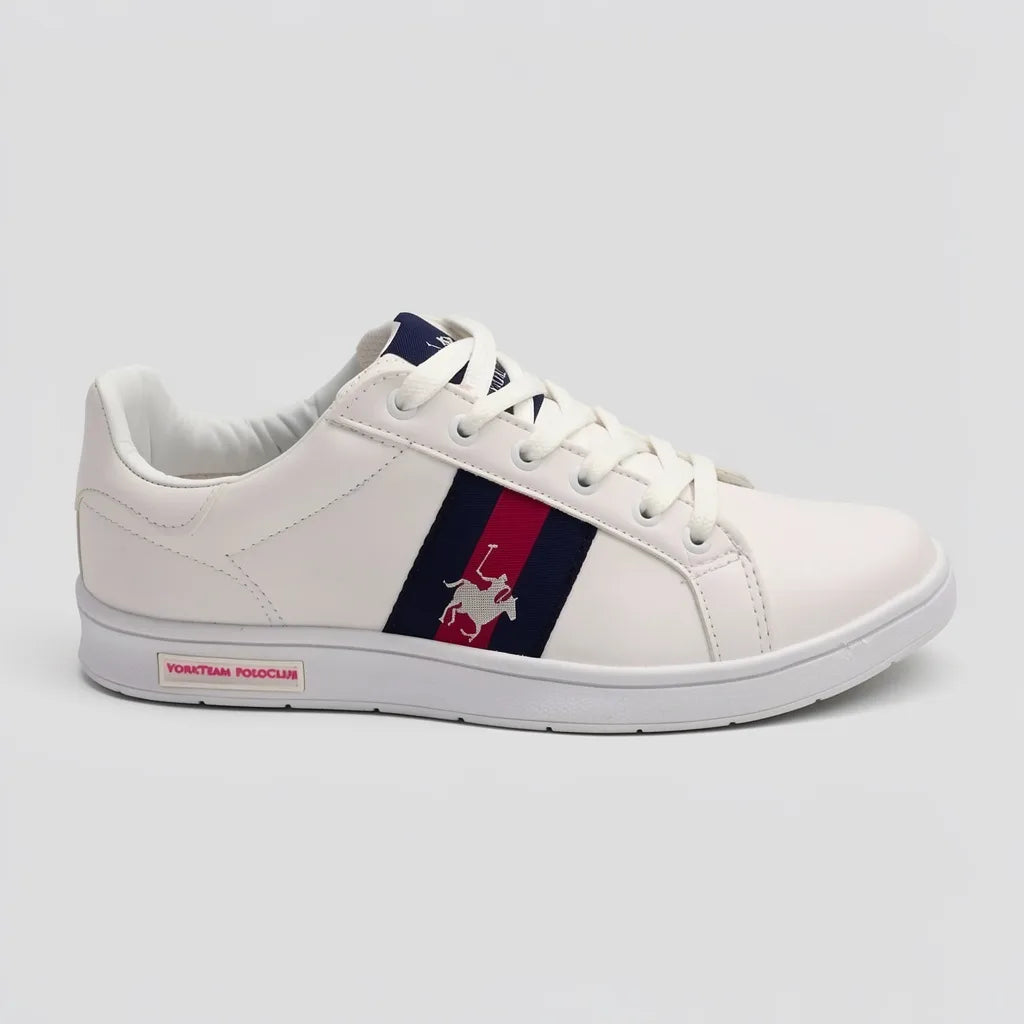 Polo Tenis Moderno Blanco Detalles Azul Marino Lateral y Talón Suela Blanca | Photo Studio AI | 1