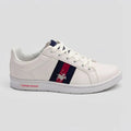 Polo Tenis Moderno Blanco Detalles Azul Marino Lateral y Talón Suela Blanca | Photo Studio AI | 1