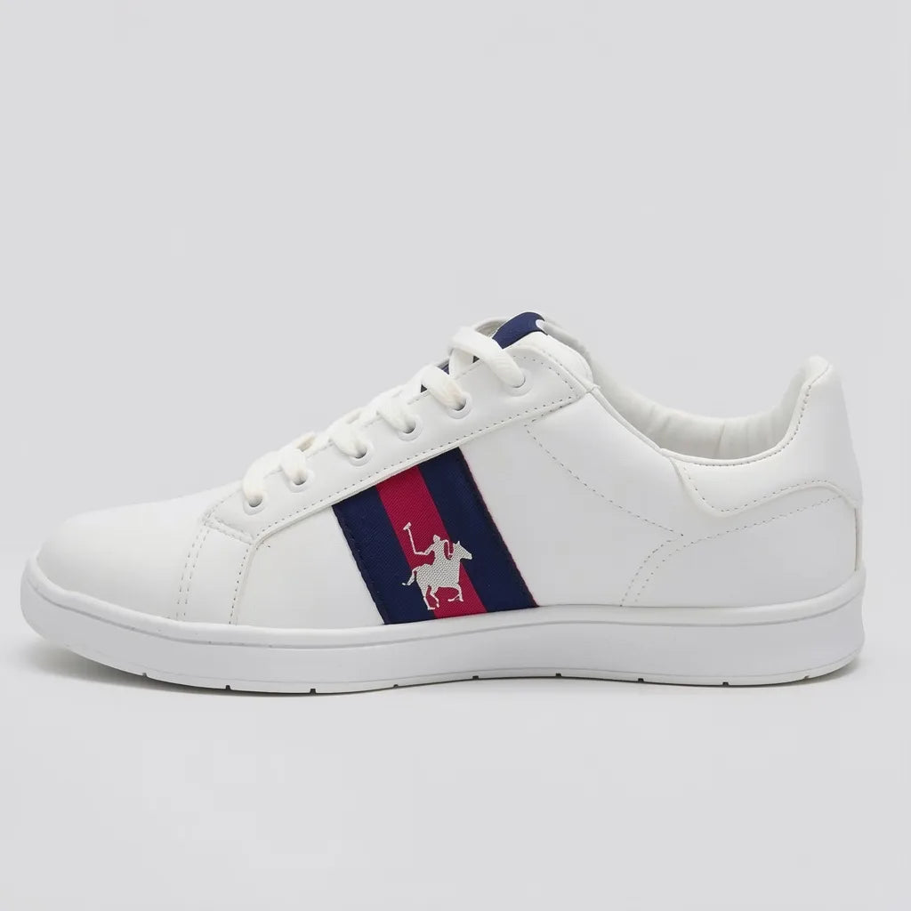 Polo Tenis Moderno Blanco Detalles Azul Marino Lateral y Talón Suela Blanca | Photo Studio AI | 2