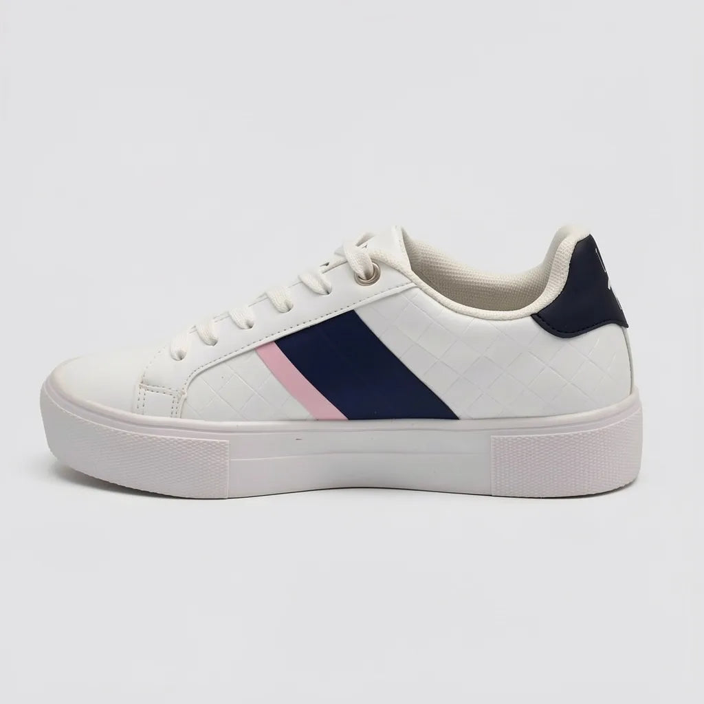 Polo Tenis Moderno Blanco Detalles Azul Marino Lateral y Talón Suela Blanca | Photo Studio AI | 2