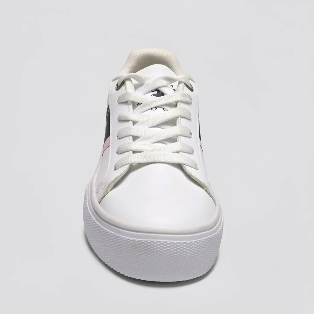 Polo Tenis Moderno Blanco Detalles Azul Marino Lateral y Talón Suela Blanca | Photo Studio AI | 3