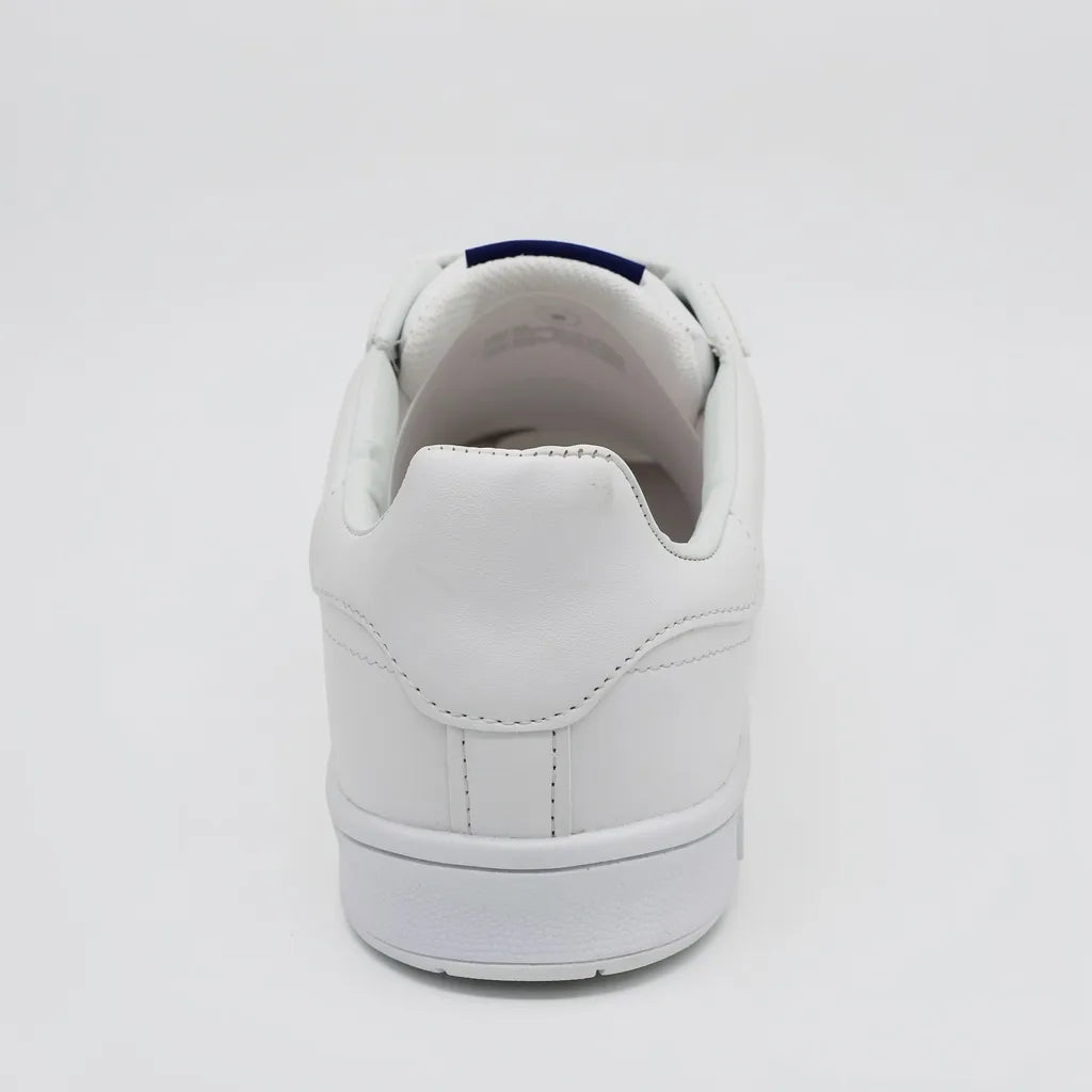 Polo Tenis Moderno Blanco Detalles Azul Marino Lateral y Talón Suela Blanca | Photo Studio AI | 4