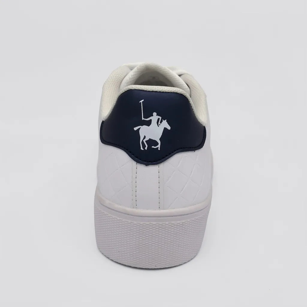 Polo Tenis Moderno Blanco Detalles Azul Marino Lateral y Talón Suela Blanca | Photo Studio AI | 4