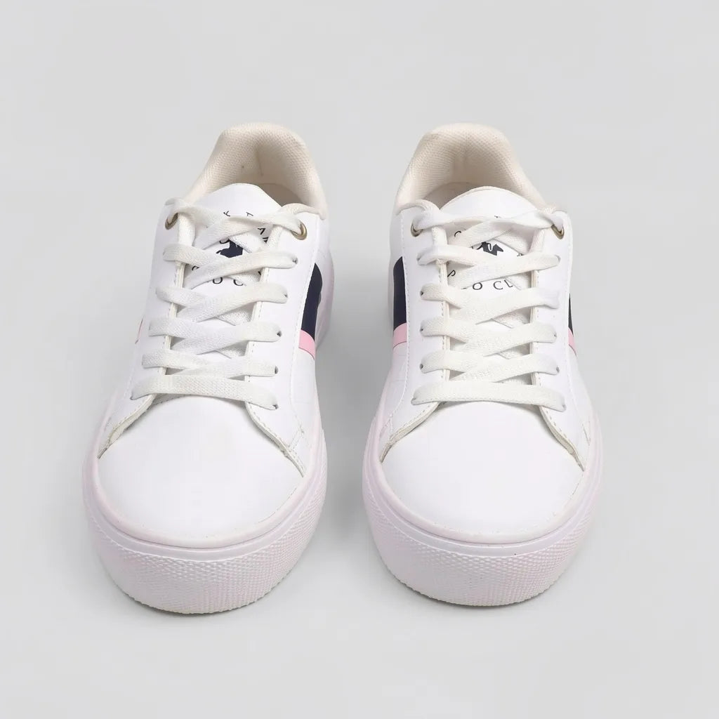 Polo Tenis Moderno Blanco Detalles Azul Marino Lateral y Talón Suela Blanca | Photo Studio AI | 5