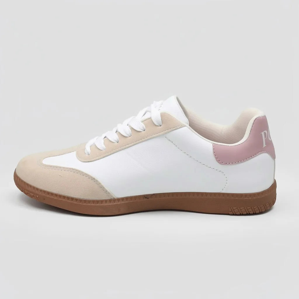Polo Tenis Moderno Blanco Detalles Palo Rosa Talón Suela Café | Photo Studio AI | 2