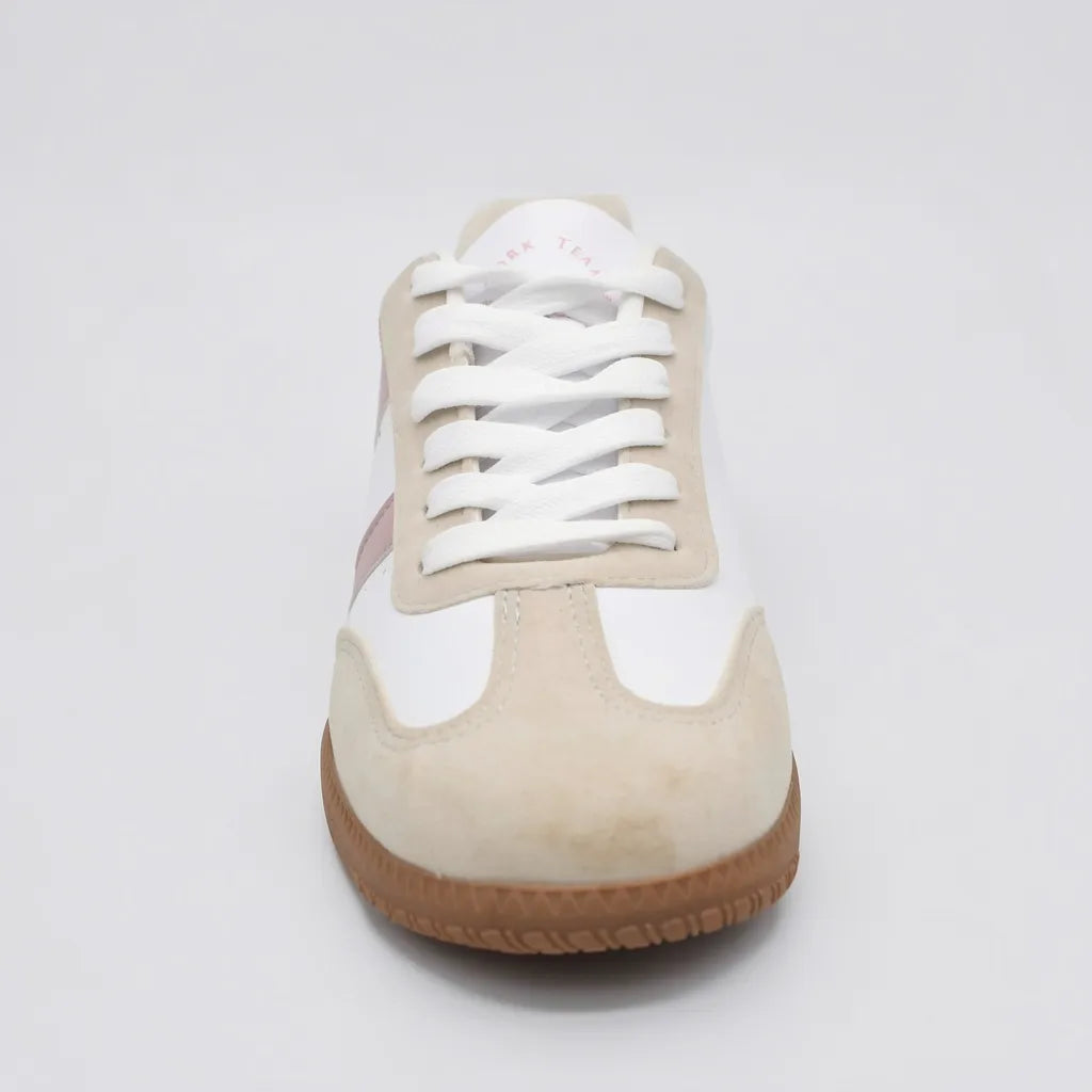 Polo Tenis Moderno Blanco Detalles Palo Rosa Talón Suela Café | Photo Studio AI | 3