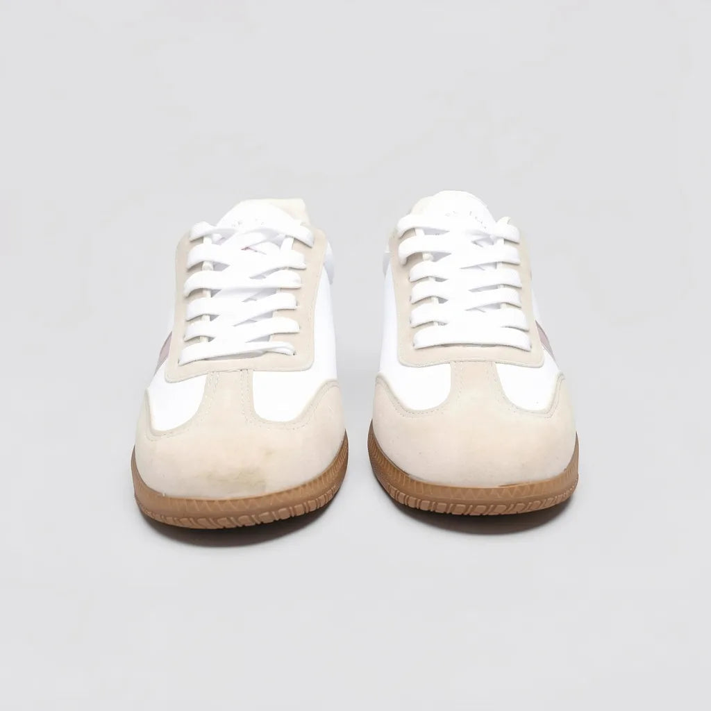 Polo Tenis Moderno Blanco Detalles Palo Rosa Talón Suela Café | Photo Studio AI | 5