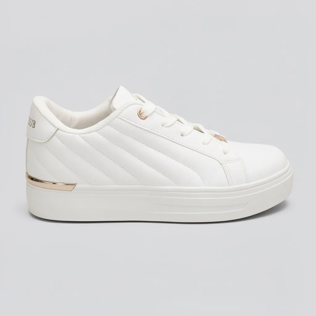 Polo Tenis Moderno Blanco Detalles Dorado Talón y Cintas Suela Blanca | Photo Studio AI | 1