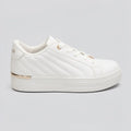 Polo Tenis Moderno Blanco Detalles Dorado Talón y Cintas Suela Blanca | Photo Studio AI | 1