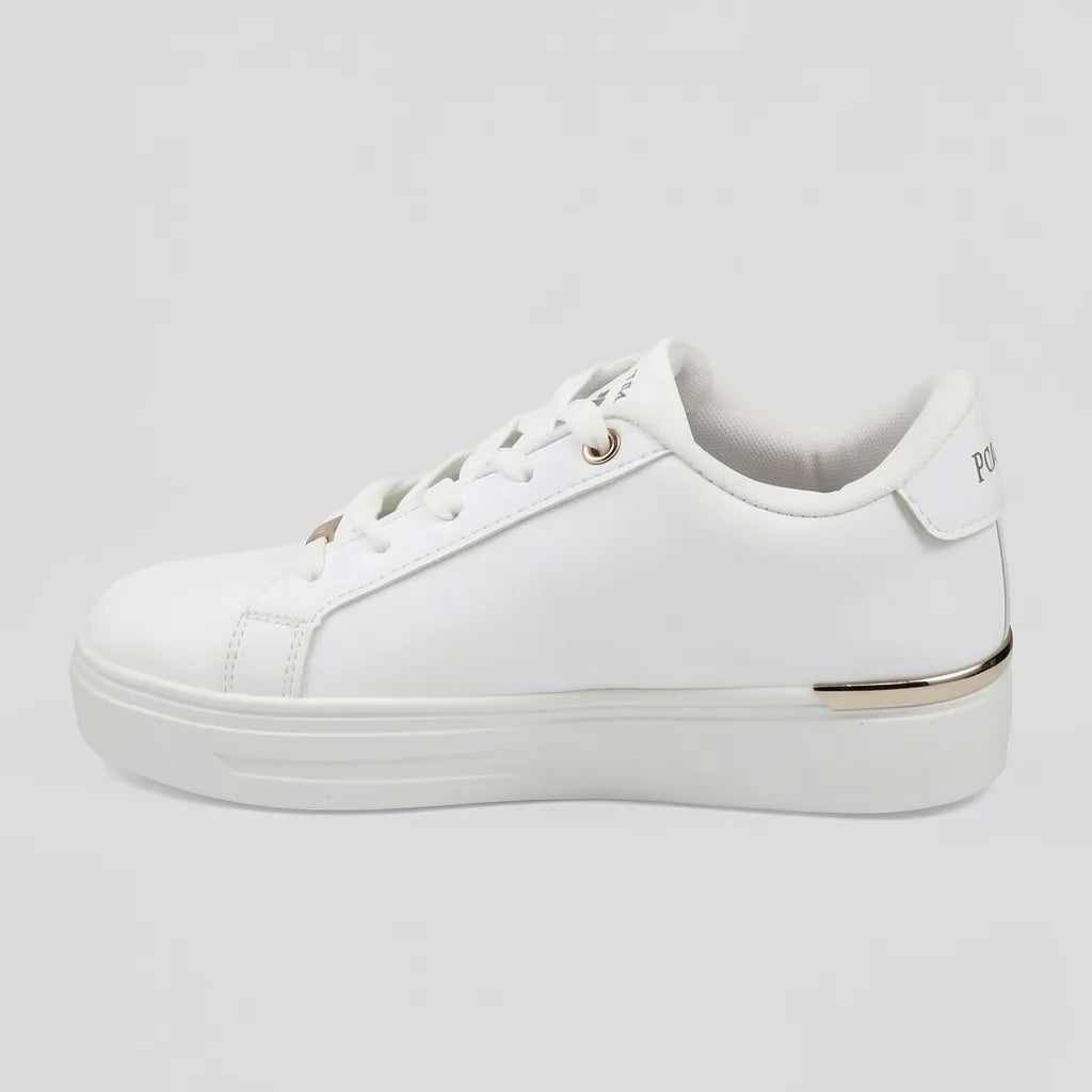 Polo Tenis Moderno Blanco Detalles Dorado Talón y Cintas Suela Blanca | Photo Studio AI | 2
