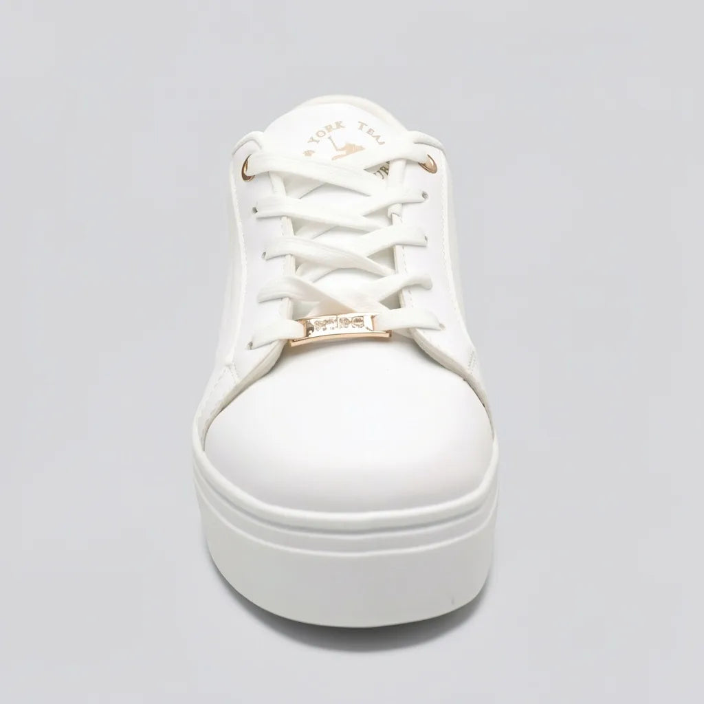 Polo Tenis Moderno Blanco Detalles Dorado Talón y Cintas Suela Blanca | Photo Studio AI | 3