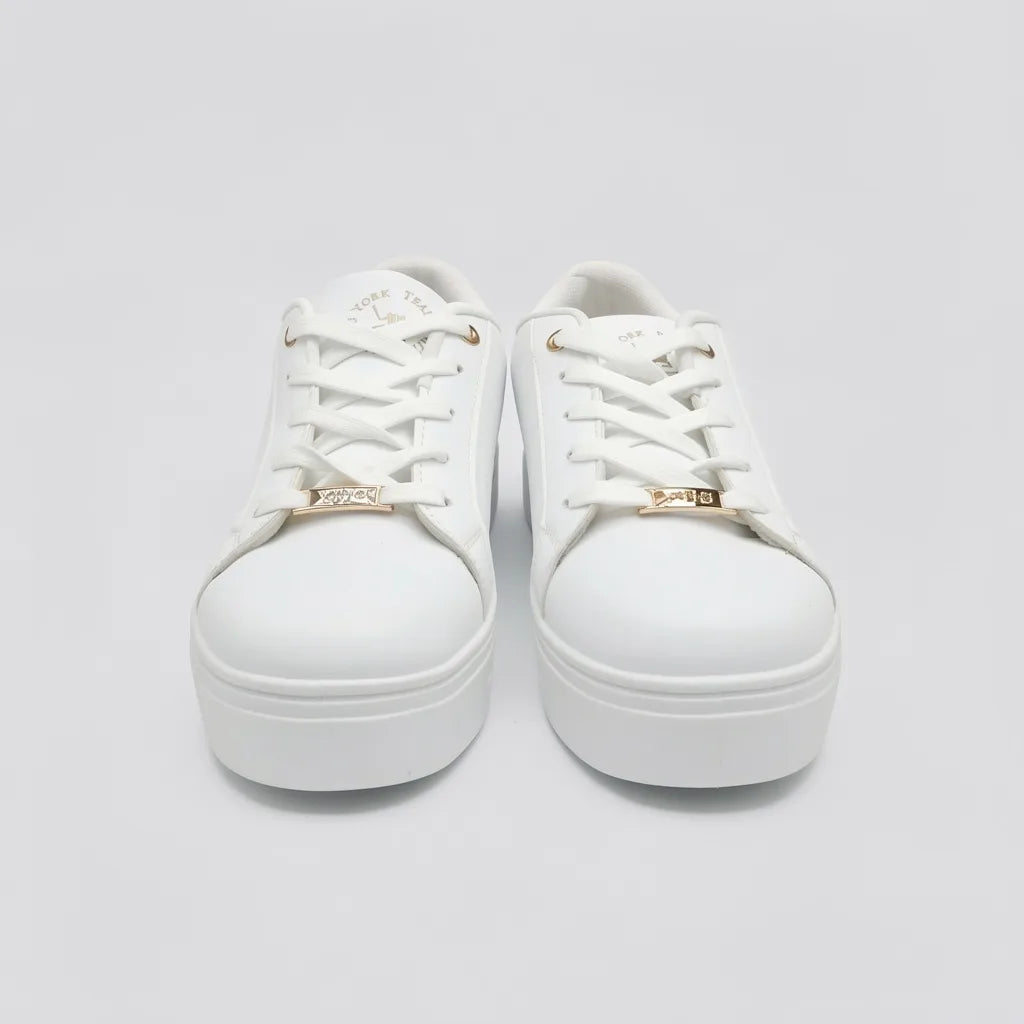 Polo Tenis Moderno Blanco Detalles Dorado Talón y Cintas Suela Blanca | Photo Studio AI | 5